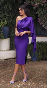 Rochie elegantă de damă cu o mânecă K5820 violet