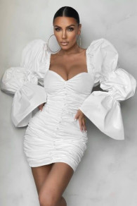 Rochie de damă cu o mâneci spectaculoase H1592 albă